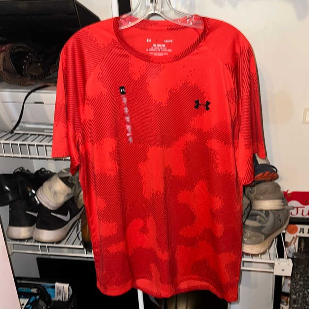 Mens under armor never worn tee shirt, large
